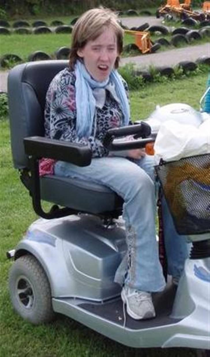 Kvinde Camilla Elkjær nielsen - der sidder jeg på min super fede scooter hehe  billede 5