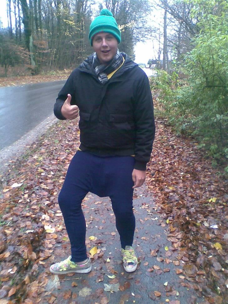 Mand Stefan - på vej efter morgenbrød efter en aften med pils, billede 2