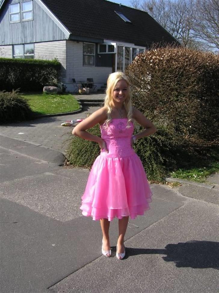 Kvinde Nanna Nim - Galla på handelsskolen  billede 3