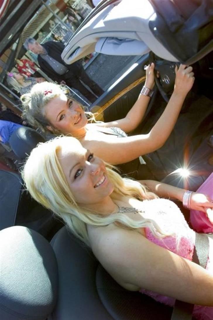 Kvinde Nanna Nim - På torvet til galla - i en lånt mercedes.. Niice ;) billede 4