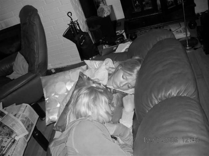 Kvinde Sofie - mig og bedsteveninden inden grøn´koncert :´) billede 3