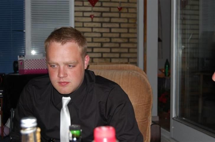 Mand Jack Hindborg - ja, man kan også se nydelig ud.. til min kammerats lillesøsters fest.. måtte lige ofre omkring 5000 kroner for tøj og gave.. :P men hvad gør man ikke for venner billede 3