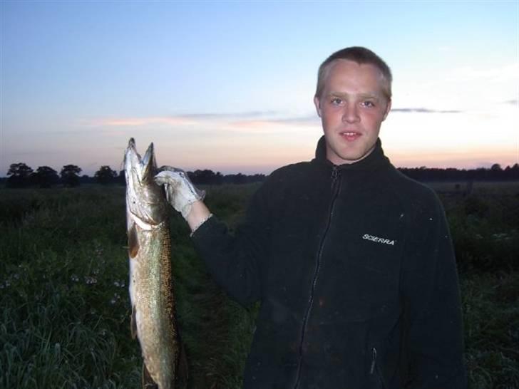 Mand Jack Hindborg - min aller første gedde :P billede 8