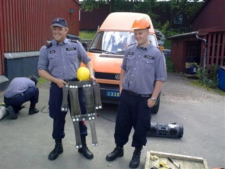 Mand Jack Hindborg - ej, det var tider.. læg mærke til hvad der er mellem benene på stendukken :P hehe billede 9