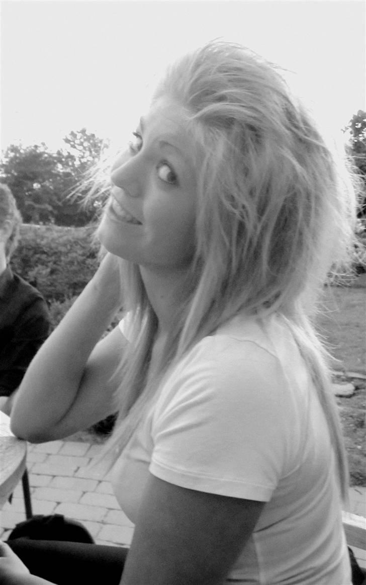 Kvinde Mette Astrup - til forfest derhjemme. billede 1