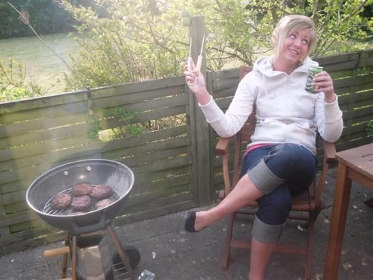Kvinde Mette Astrup - mig som grilmester :D billede 2