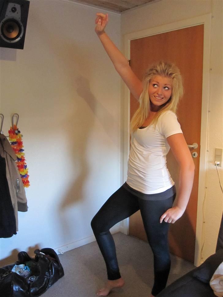 Kvinde Mette Astrup - inden fest. billede 6