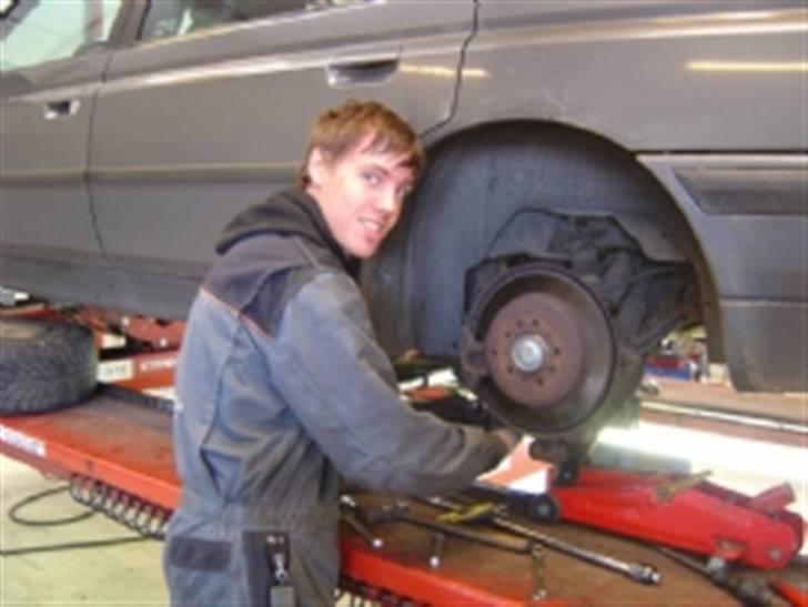 Mand Michael Jensen - Mig på arbejde der arbejder med en Peugeot v6´er billede 2