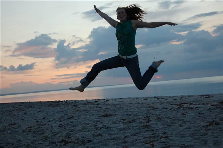 Kvinde Ditte - Elsker vandet, elsker stranden og nyder det billede 10