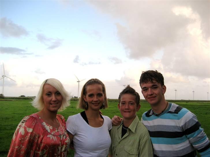 Kvinde ja oprettes skal man ;-D - mine dejlige søskende....vi ligner overhovedet ikke hinanden ;-D 2009 billede 16