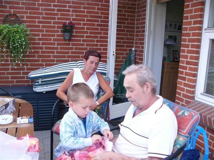 Mand Hugo Sørensen  - Min GULDKLUMP hjælper "bestefar" med at pakke gaver op :-0) Lis i baggrunden billede 8