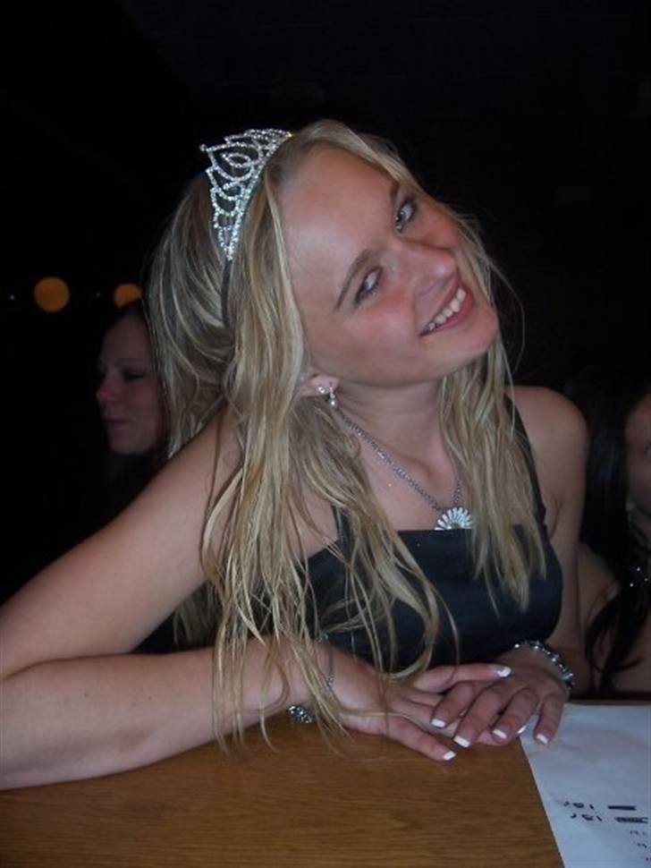 Kvinde Rie - Fuld - Med krøller - 18 års fødselsdag. billede 14