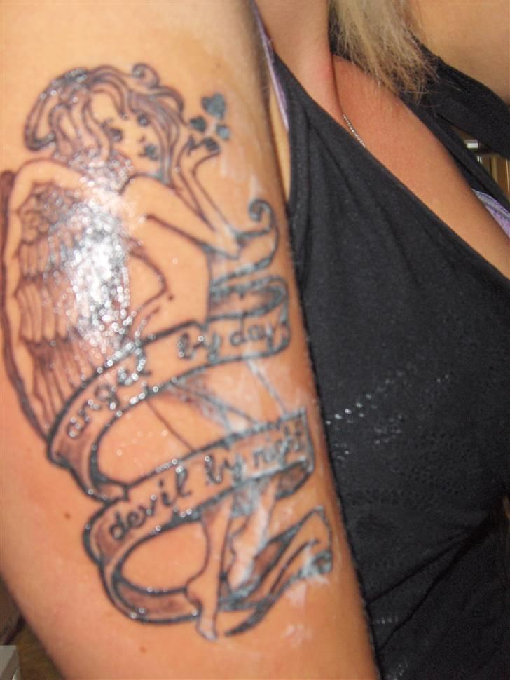Kvinde Stella Christensen - Ny tattoo D. 30/9-09 billede 6