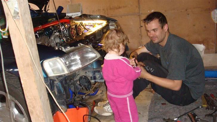 Mand Rasmus - ingelina hjælper far med at lave cosworth så vi kan komme ud og race lidt igen..  . ) billede 6