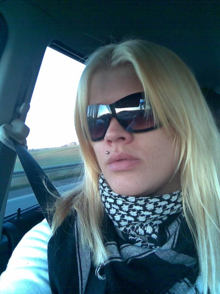 Kvinde Iben - En lille køre tur i den gamle bil... billede 4