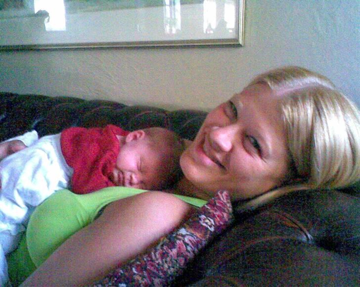 Kvinde Iben - Putter med min venindes lille datter Lykke. billede 8