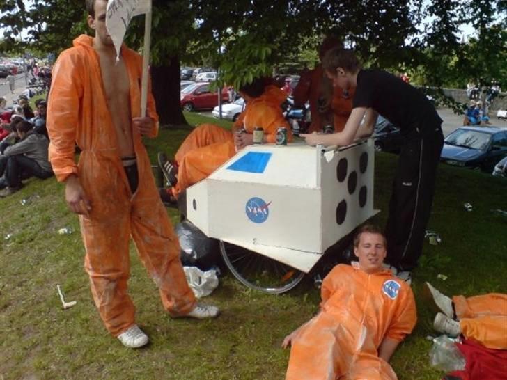 Mand thomas - karneval aalborg 2009 "som jeg ikke kan huske så meget fra" det er mig der står med flaget :P billede 13