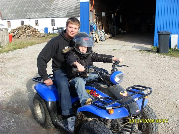 Mand Nælææ ! - Mig der sidder bag på min bror da han ikke helt kan nå bremsen selv :P billede 2