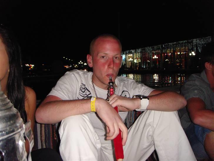 Mand - berle - Egypten . sidder midt ude i en sø og ryger vandpibe :D billede 3