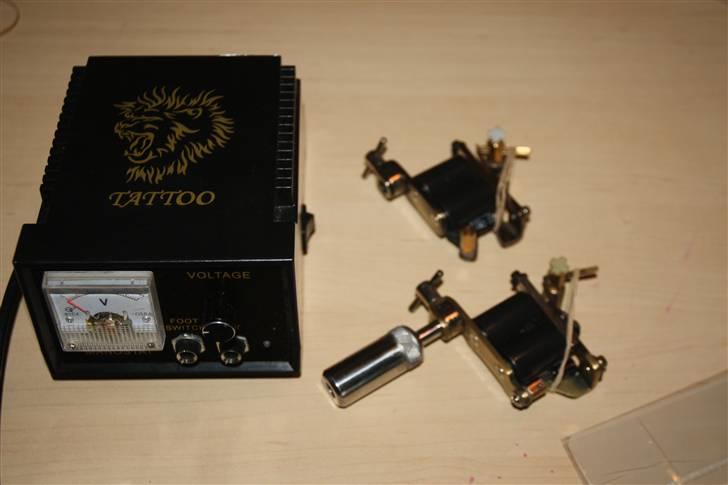 Mand Hugo Sørensen  - Strømkilde og 2 stk Tatoo maskiner billede 11