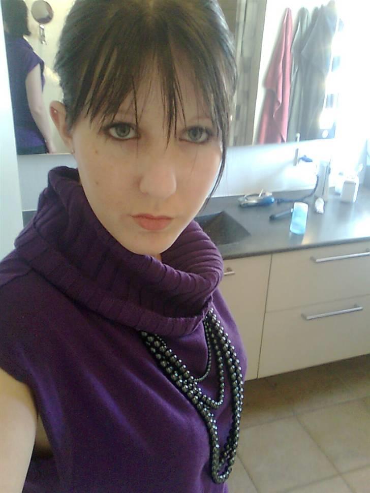 Kvinde Rose - Mig til hverdag. Dog bare med rødt hår nu :p Jeg har altså kun streg og mascare på! Ved godt det ligner at jeg har fucking meget make-up på, men det har jeg altså ik! billede 8