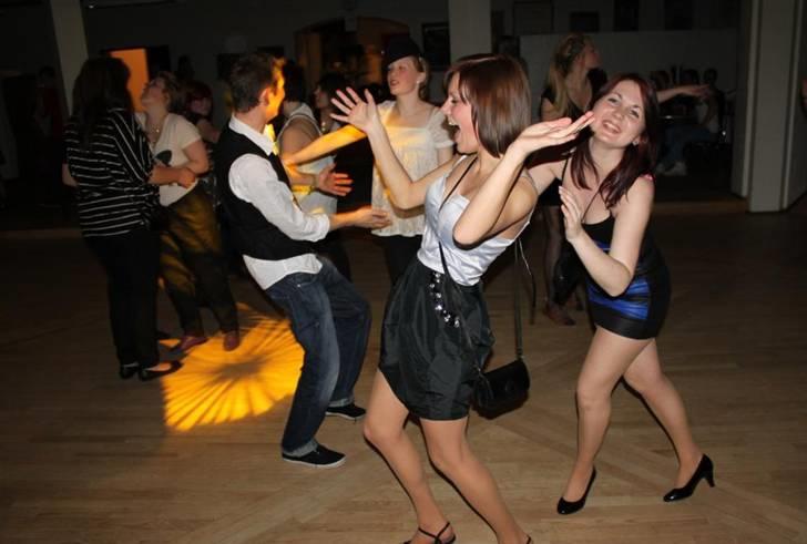 Kvinde Signe. - This is how we party :D billede 7