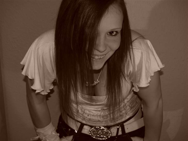 Kvinde Sandra - INGEN er perfekte billede 1