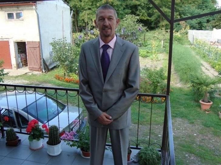 Mand bo j - i det stive dress inden kirken ...GG  billede 2