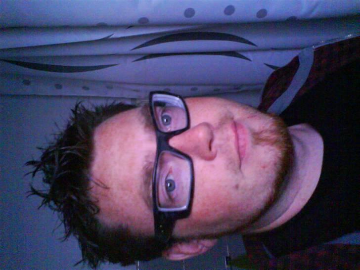 Mand Morten Madsen - og ja det er med vilje jeg ligger ned :P   bare fordi jeg kan.... billede 1