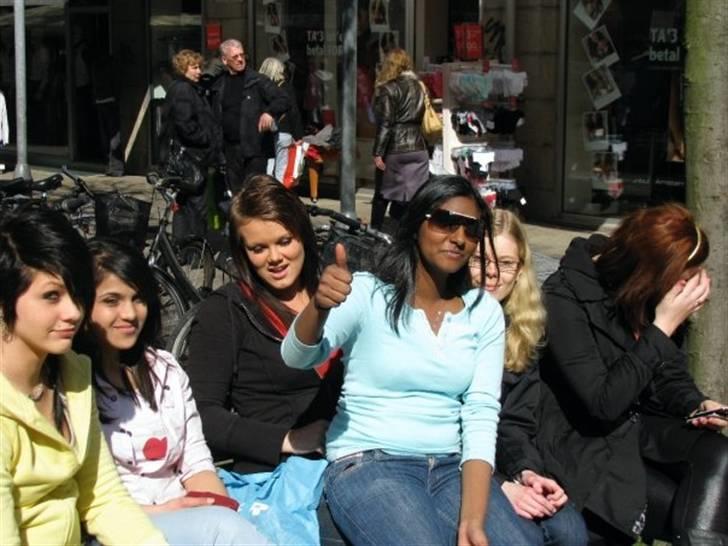 Kvinde Camilla Nielsen  - med pigerne i odense :D , mig i midten i den sorte  billede 16