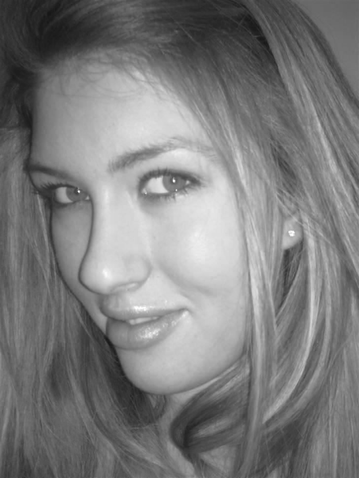 Kvinde Karina Mayland billede 5