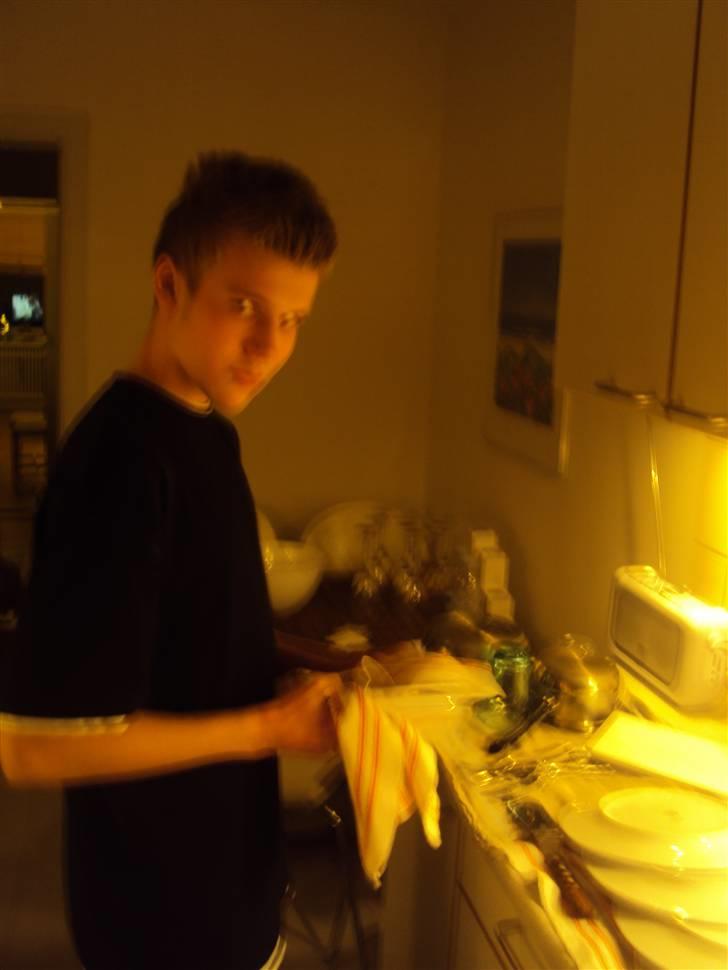 Mand Christian Jørgensen - Et billed min bror tog som jeg skulde bruge til min facebook gruppe for hos der hader og vaske op og tørre af, meld dig ind vis du lyster haha. billede 12