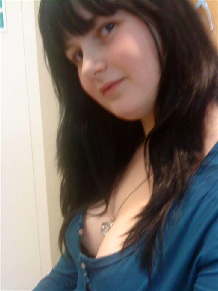 Kvinde Jessica - Jeg var i skole og skulle tage nogle billeder men baggrunden er nok ikke det pæneste med symaskiner osv. :) billede 5