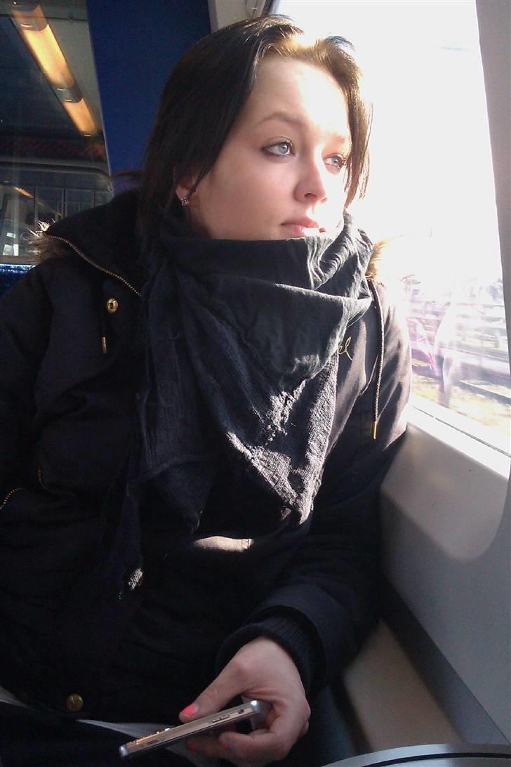 Kvinde Liine / Riina - i toget med morgen hår :o billede 6