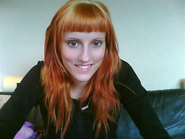 Kvinde B.Angel - Forsøg :) Farvning fra Rød til blond, for at få min egen hårfarve :) dette blev det midlertidige resultat :) Den var da noget nice <3 billede 1