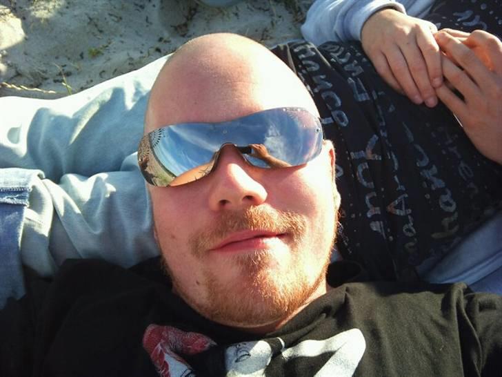 Mand Jimmy - på standen lang skægget og min venindes solbriller på.. sexy billede 16