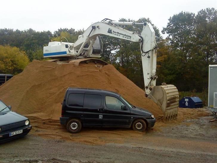 Mand Nicolaj Colbe - mit arbejde firma bilen og min graver billede 7