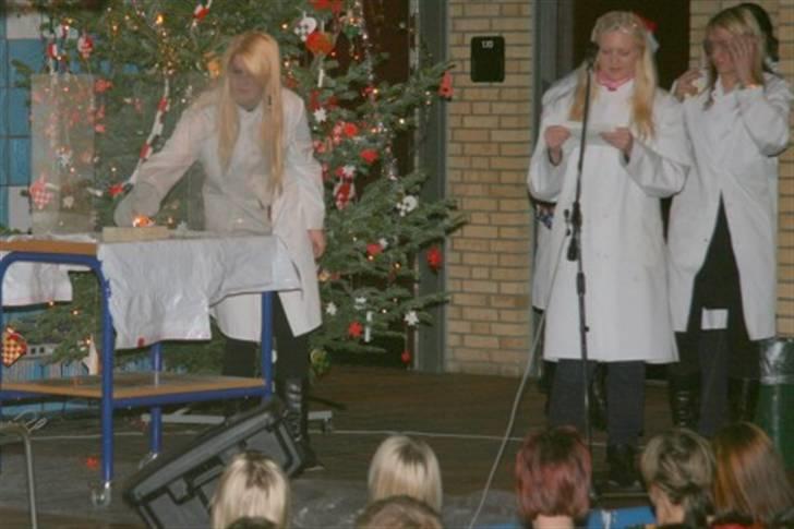 Kvinde Ann - Juleafslutning på skolen, hvor os der havde kemi på A-niveau skulle lave show. Mig, der tænder den der dims. MEGET FARLIGT!! billede 3