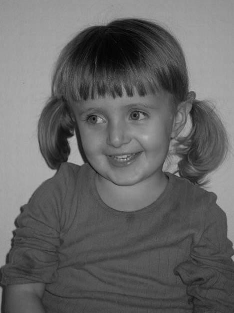 Mand JOJO aka. Joachim - Datteren Sille,,, taget i sort/hvid,,, synes det ser mega godt ud, og hun er jo også en pæn pige :) billede 7