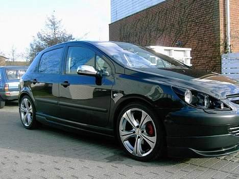 Mand JOJO aka. Joachim - Min nuværende 307´er.... stylingen har indtil videre løbet op i 65.000kr det inkl.  2x 7" tft skærme, gps og dvd anlæg, viper alarm med radar & tale modul mm. i bilen billede 19