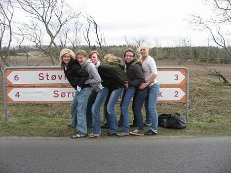 Kvinde Stine - 16 års fødselsdag , vi ikk normale ! :D (Mig 2. bagerst i brun jakke) billede 6