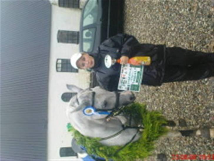 Kvinde Camila Simonsen - Blev børnekone til lysabil ringridning, er mega stoldt af min pony <3 billede 4