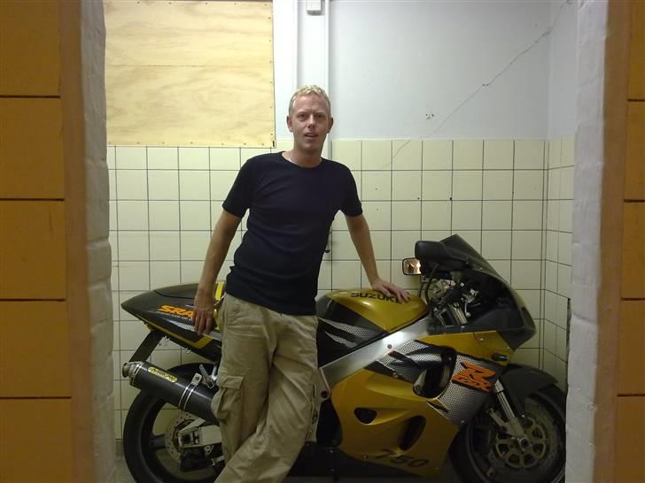 Mand Dennis - Mig med motorcyklen, lige smidt i vinterhi billede 2