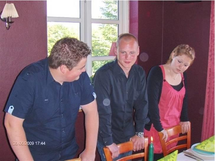 Mand Ole Støjberg - pænt i tøjet kan man os være til mor og fars sølvbryllup... Står lig sammen med søster og svoger billede 4