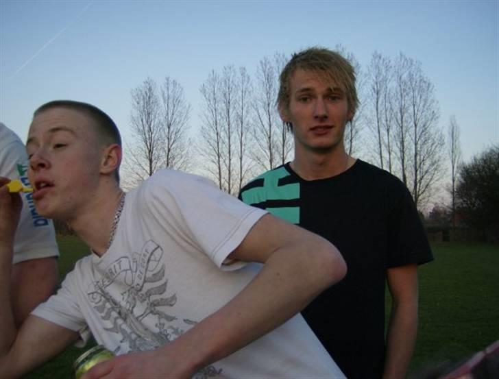 Mand Dennis Andersen - Står bagerst. Til hygge fodbold med vennerne billede 3