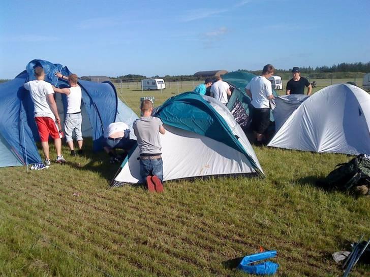 Mand Dennis Andersen - Står nr. 2 helt fra venstre. Vi er lige ankommet til DHB og er ved at slå lejr! billede 4