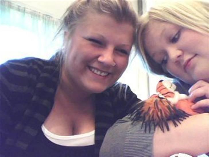 Kvinde Ea  - MIg og Sofie i Afsætning med mobbebamsen, venligst skænket af min afsætningslærer Torben Jensen! billede 13