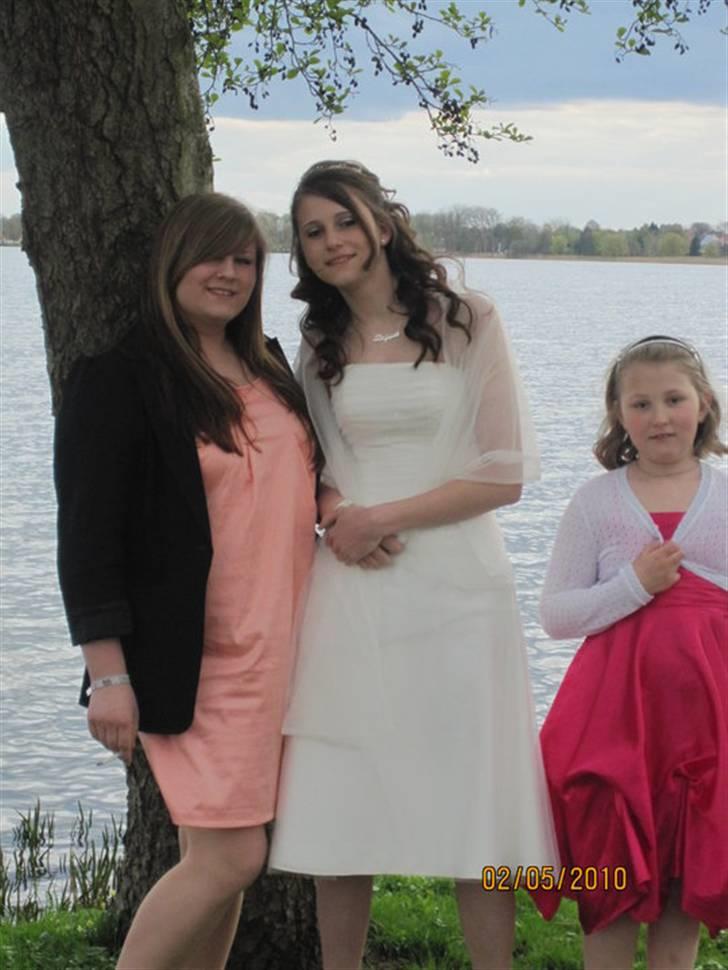 Kvinde Ea  - Mig, min søster og hendes søster - konfirmation :D billede 16