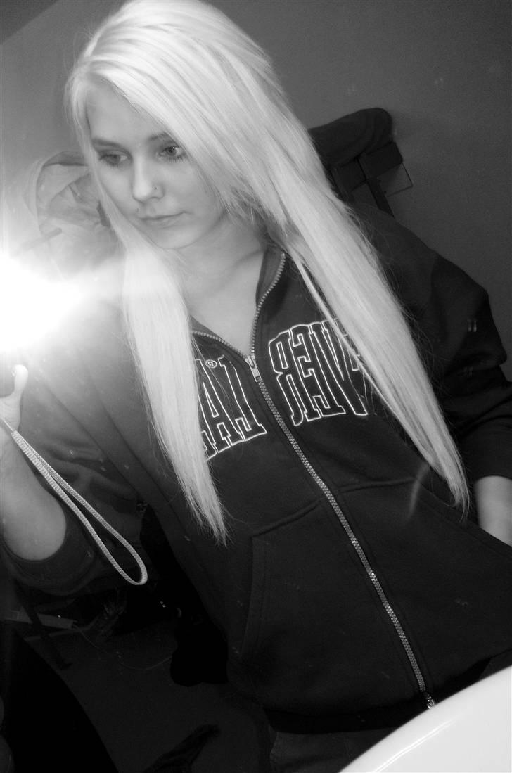 Kvinde Lenette  - Kærlighed er, at give en anden person magten til at ødelægge dig fuldstændig, men samtidig stole på at personen aldrig ville gøre det mod dig... billede 2