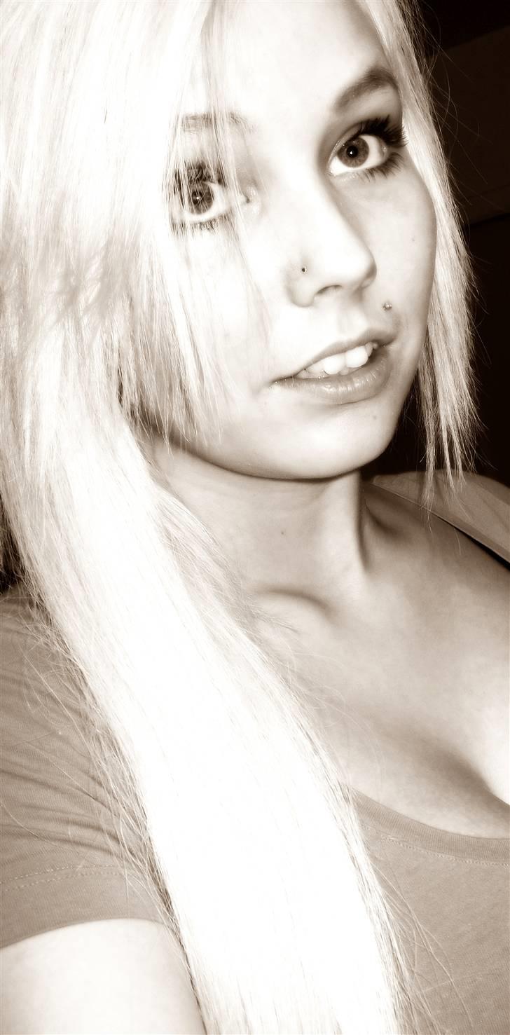 Kvinde Lenette  - Slet ikke at tale om sig selv er et meget fornemt hykleri. billede 4